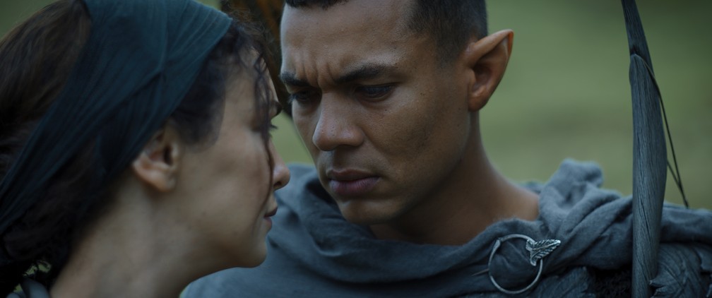 Nazanin Boniadi e Ismael Cruz Cordova em cena de 'Os Anéis de Poder' — Foto: Divulgação/Prime Video