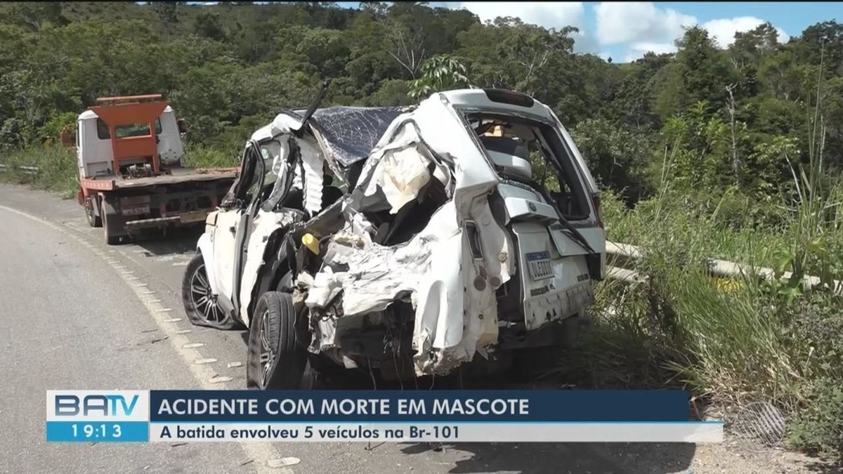 Uma pessoa morre após caminhão carregado de sucata tombar na BR-101, no ...