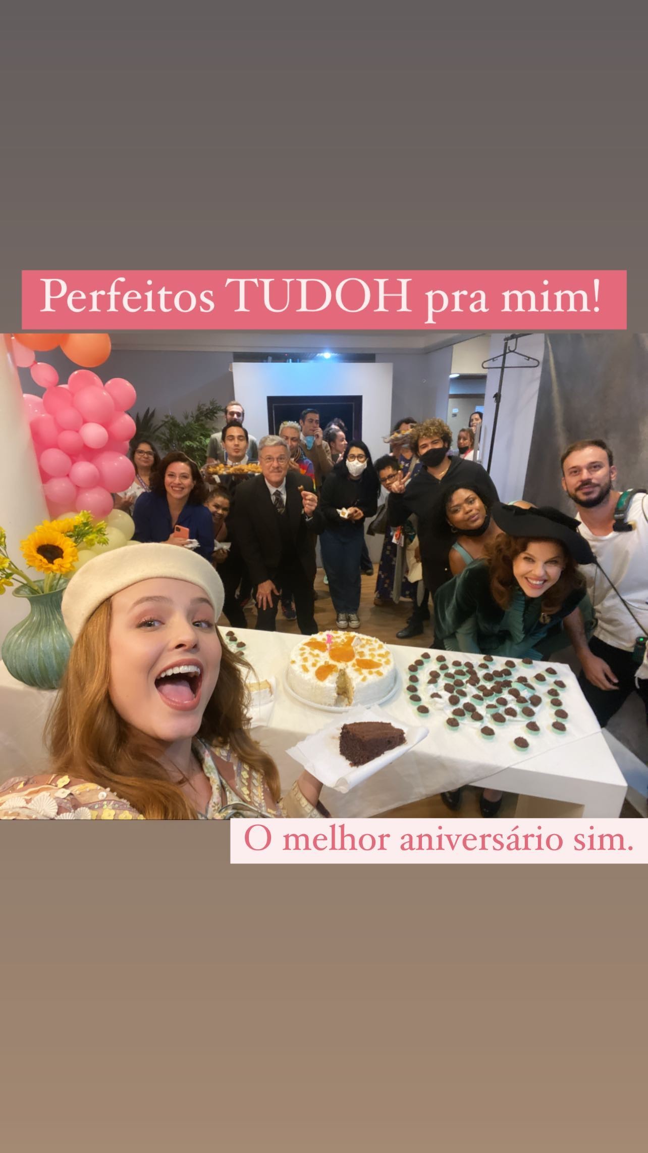 Larissa Manoela ganha festa surpresa de equipe da novela Além da Ilusão (Foto: Reprodução/Instagram)