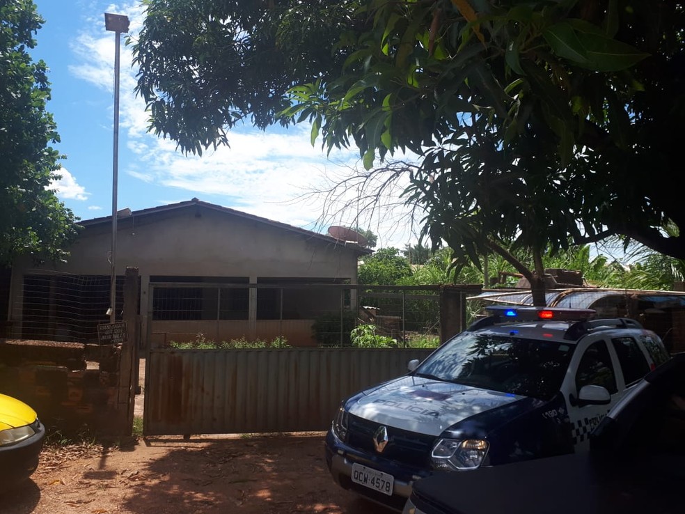 Mulher foi morta dentro de uma casa no bairro Jardim Paula 2, em Várzea Grande — Foto: Polícia Militar de Várzea Grande/Divulgação