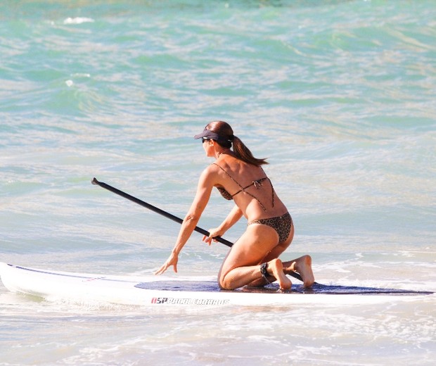 Fernanda Venturini pratica stand up paddle (Foto: AgNews)