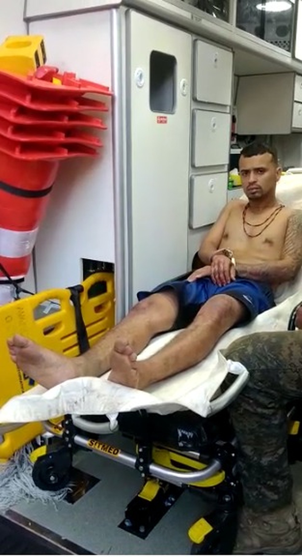 Com lesão na perna, Léo Serrote foi levado de ambulância sob custódia — Foto: Reprodução