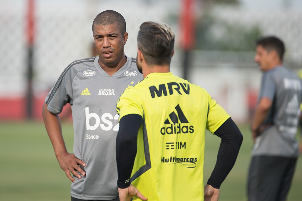 Marcelo Salles conversa com Diego durante o treino: será que cabem o camisa 10 e Arrascaeta juntos no time? — Foto: Alexandre Vidal / Flamengo