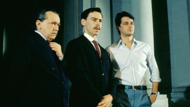 Os atores Gianfrancesco Guarnieri, Emílio de Mello, Marcelo Serrado em cena da série (Foto: Divulgação)