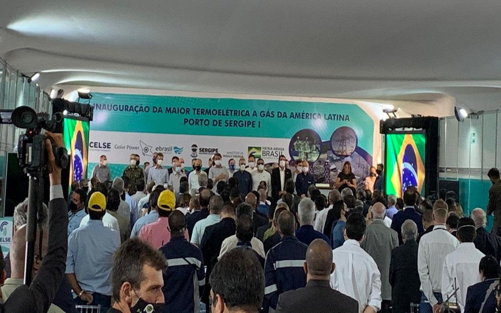 Jair Bolsonaro ao lado de Belivaldo Chagas e do ministro Bento Albuquerque durante inauguração da Usina Termelétrica — Foto: Priscila Bittencourt/TV Sergipe