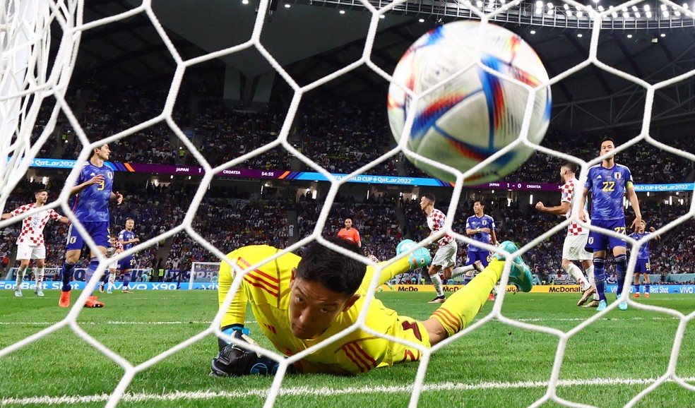 Goleiro Gonda, do Japão, vê a bola dentro das redes após gol de Perisic, da Croácia, próximo adversário do Brasil — Foto: REUTERS/Matthew Childs
