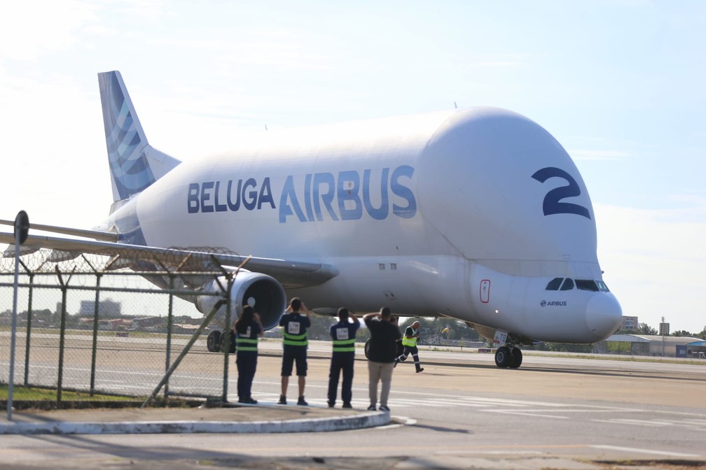 Avião "baleia" Beluga ST chega ao Brasil pela primeira vez. — Foto: Fabiane de Paula/SVM