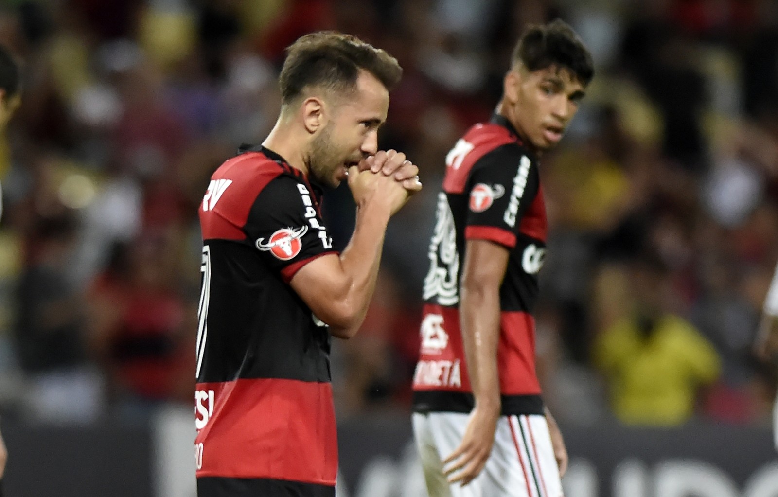 Além das vaias: garotada pede passagem e pressiona medalhões no Flamengo