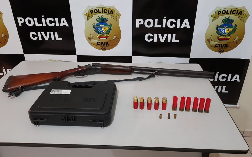 Espingarda com munições apreendidas na casa do ex-vereador em Campinorte, Goiás — Foto: Reprodução/TV Anhanguera