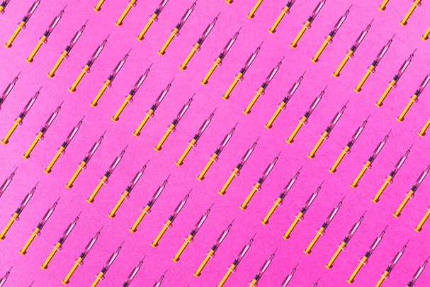 Black and yellow syringe pattern on pink background. Laboratory and research concept (Foto: Getty Images)