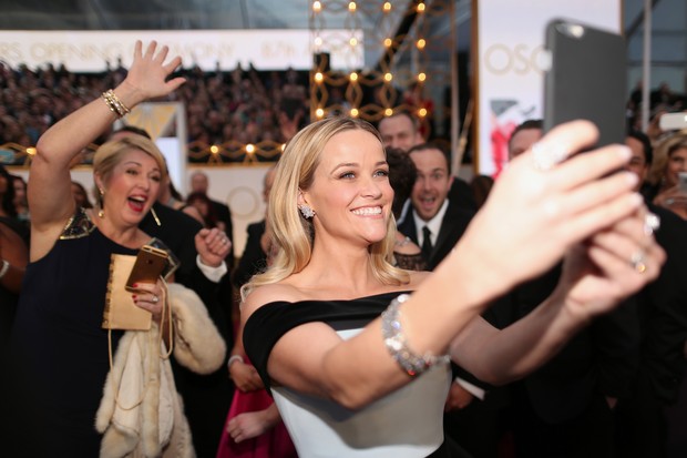 Reese Witherspoon tira selfie no Oscar 2015 (Foto: Getty Images)