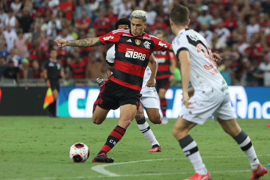 Pedro abriu o placar para o Flamengo contra o Vasco neste domingo