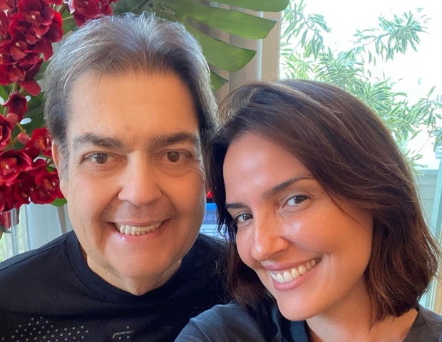 Luciana Cardoso faz selfie com Faustão após boatos de internação: "Em casa"  - Quem | QUEM News