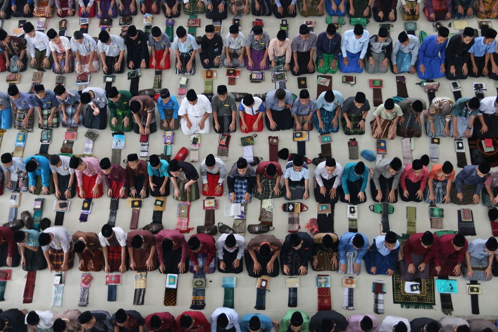 Estudantes muçulmanos rezam no primeiro dia do Ramadã nesta quinta-feira (17) em Medan, na Indonésia (Foto: Antara Foto/Irsan Mulyadi via Reuters)