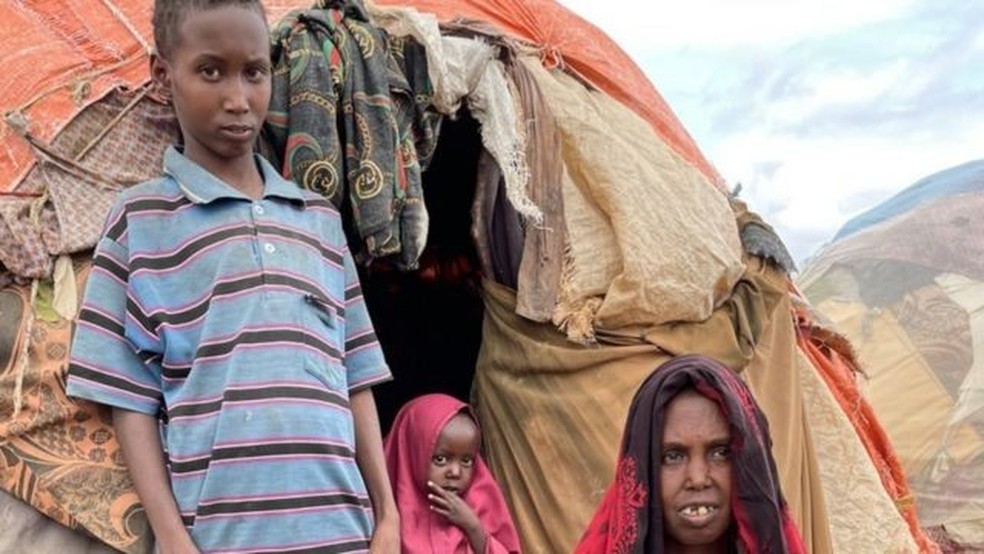 Dahir (à esquerda com sua irmã e mãe) recentemente perdeu seu irmão para a fome — Foto: BBC/Ed Habershon