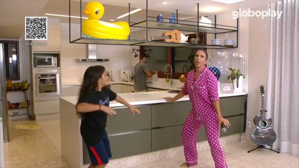 Marcelo rouba a cena na live da m�e, Ivete Sangalo � Foto: TV Globo