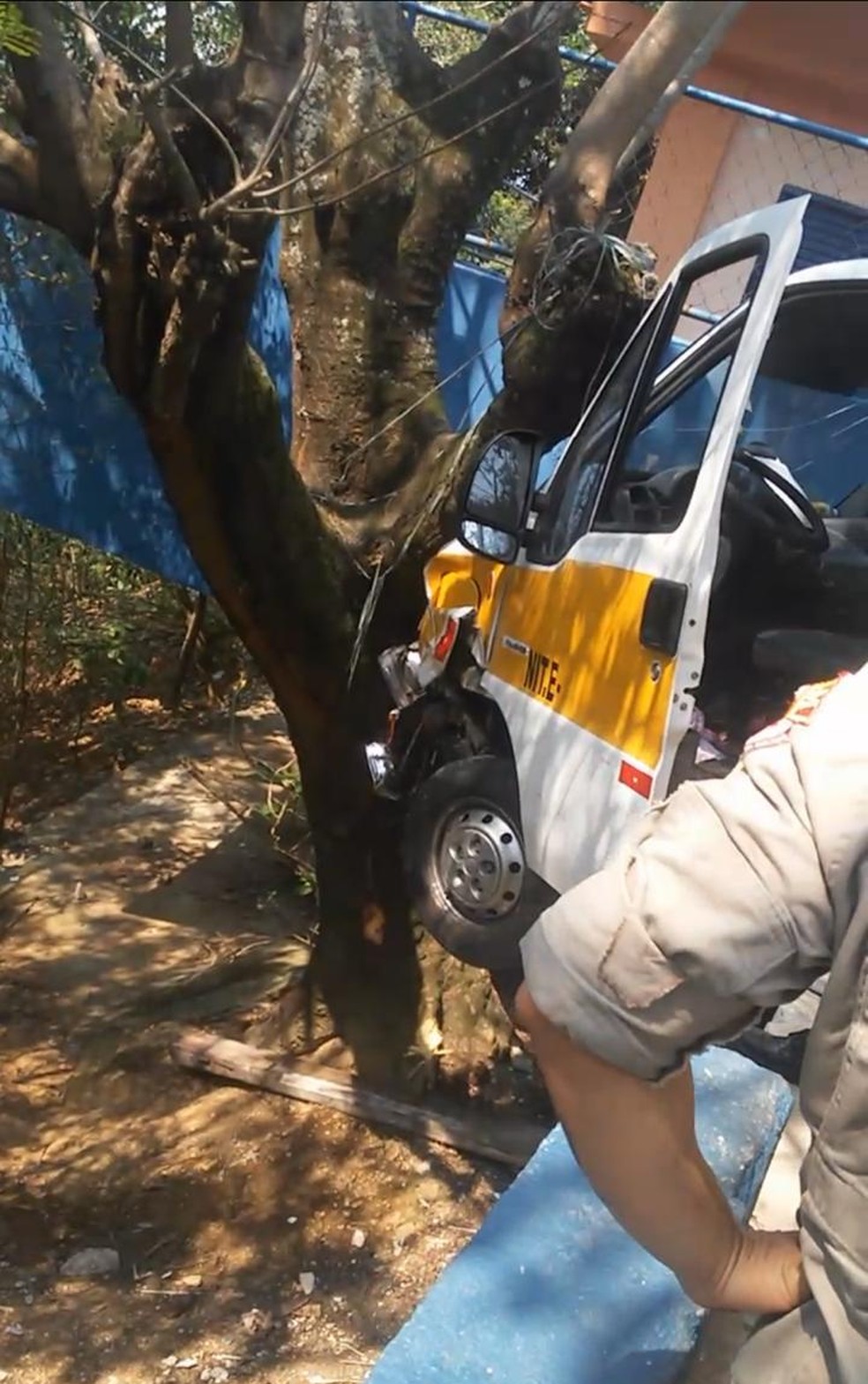 Van invade creche no Andaraí, Zona Norte do Rio. — Foto: Reprodução/Redes sociais 