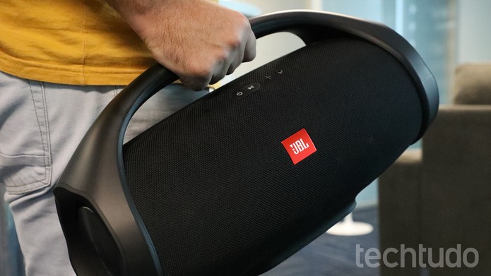 Boombox da JBL traz alça para ser carregada com mais facilidade (Foto: Marlon Câmara/TechTudo) Boombox da JBL traz alça para ser carregada com mais facilidade (Foto: Marlon Câmara/TechTudo)