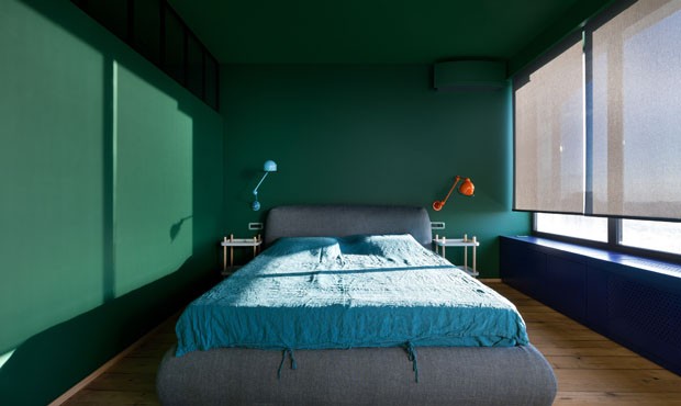 Décor do dia: quarto minimalista com tons escuros de azul e verde (Foto: reprodução)