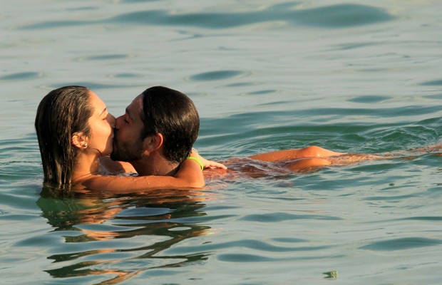 Carol Portaluppi curte praia de Ipanema com moreno (Foto: AgNews)