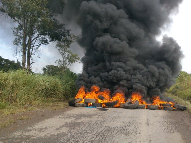 Comerciantes do Ceasa ateiam fogo em pneus e interditam vicinal em Piracicaba (Foto: Raphael Pedroso)