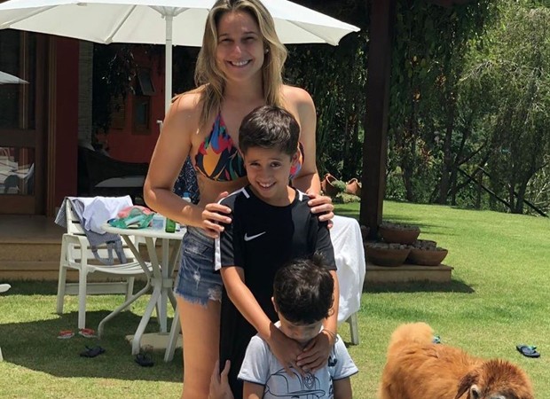 Fernanda Gentil com os filhos e o irmão (Foto: Reprodução/Instagram)