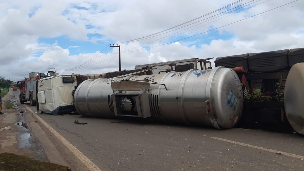 Caminhão carregado com diesel caiu na região de Pedrinhas, na BR-135, em São Luís — Foto: Divulgação/PRF