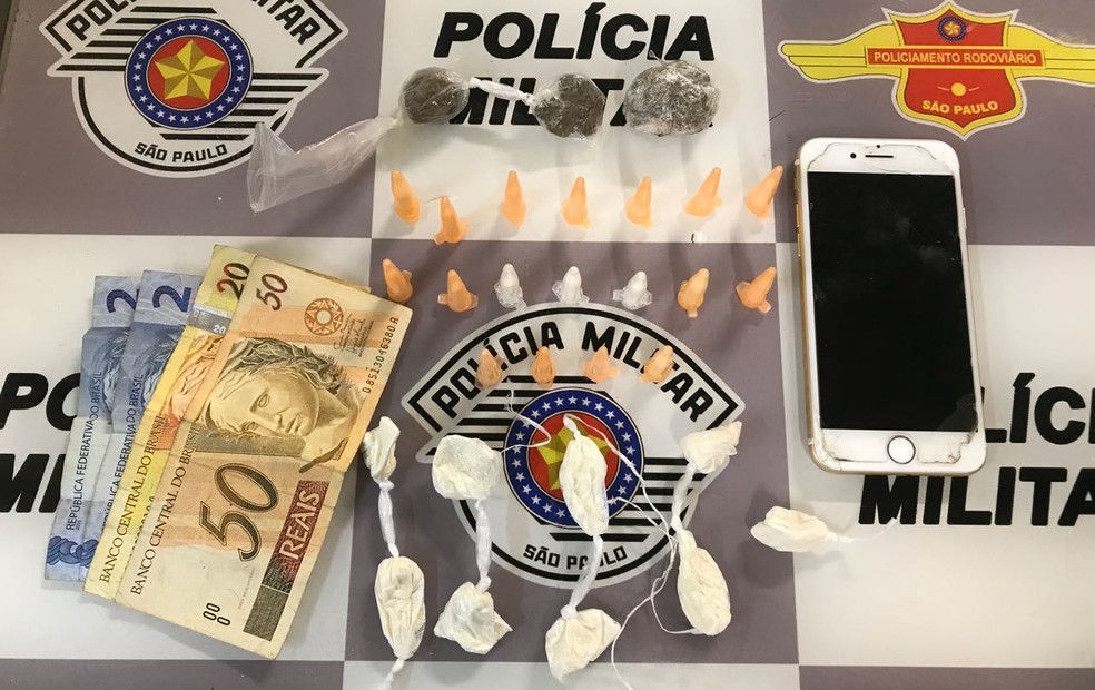 Drogas foram encontradas com dupla em Itapetininga (Foto: PolÃ­cia RodoviÃ¡ria/DivulgaÃ§Ã£o)