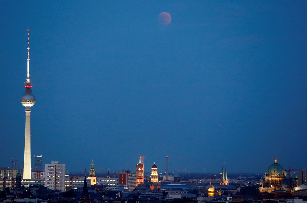 Eclipse lunar visto na cidade de Berlim (Foto: Fabrizio Bensch/Reuters)