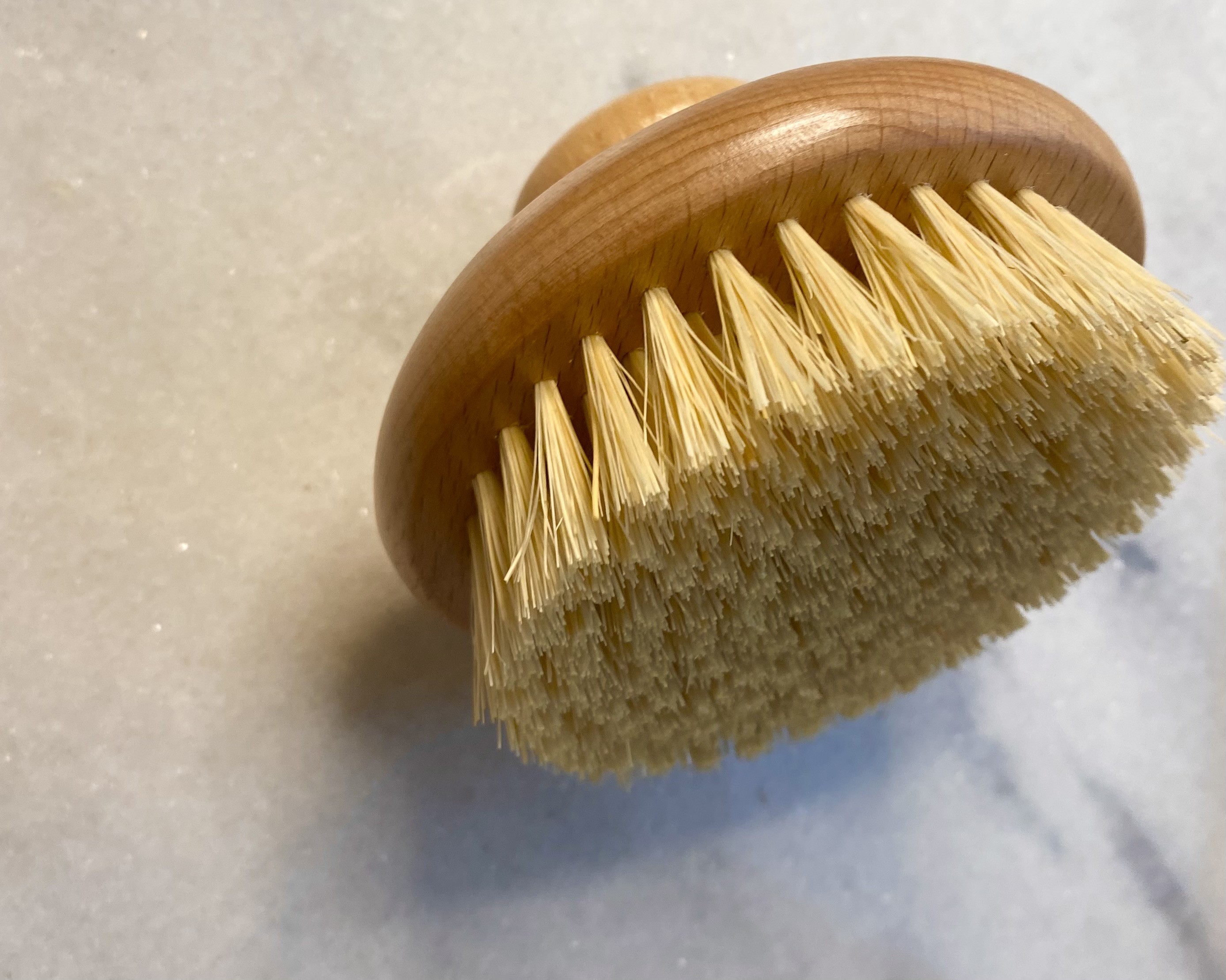 Escova seca para esfoliação corporal, Holistix (Foto: Paola Deodoro)