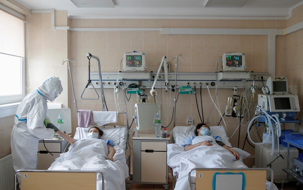 Profissional de saúde trata pacientes em ala de maternidade de hospital destinado a pessoas com Covid-19 em Moscou, na Rússia, no dia 25 de maio.  — Foto: Maxim Shemetov/Reuters
