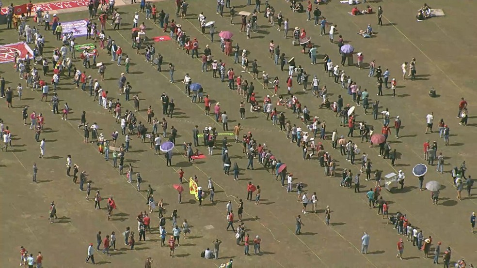 Manifestantes fazem ato contra Bolsonaro e a favor da vacina em Brasília — Foto: TV Globo/Reprodução