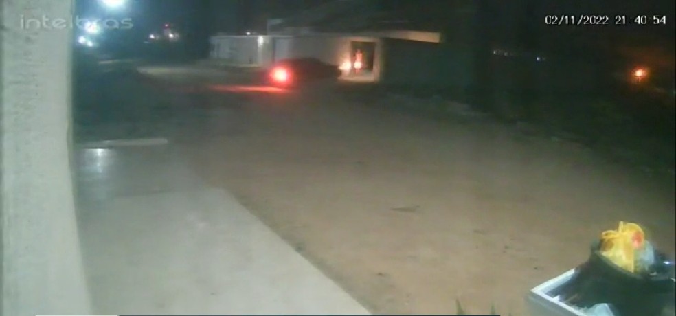 Por volta das 22h, Honorina sai de sua casa dentro do carro, dizendo que vai terminar com Antônio. É a última vez que ela é vista. — Foto: Reprodução/TV Cabo Branco