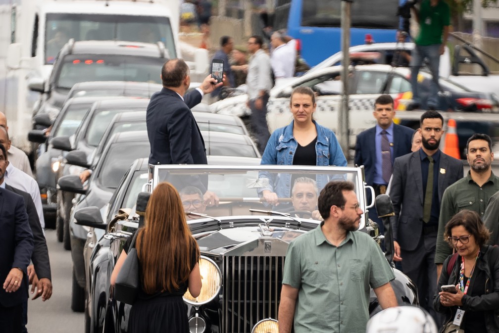 Homem faz selfie no lugar de Lula durante ensaio da posse presidencial que movimentou a Esplanada dos Ministérios nesta sexta-feira (30) — Foto: Fábio Tito/g1