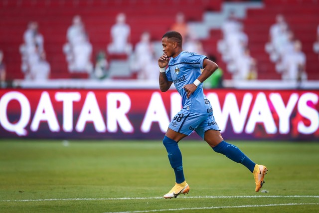 Léo Pereira aproveita chance e agrada Felipão