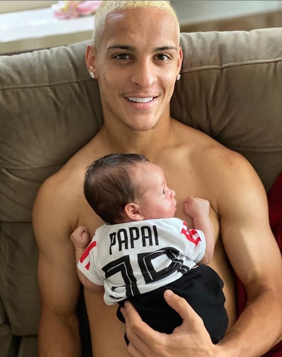 Antony, atacante da seleção sub-23 e do São Paulo, com o filho Lorenzo — Foto: Reprodução / Instagram