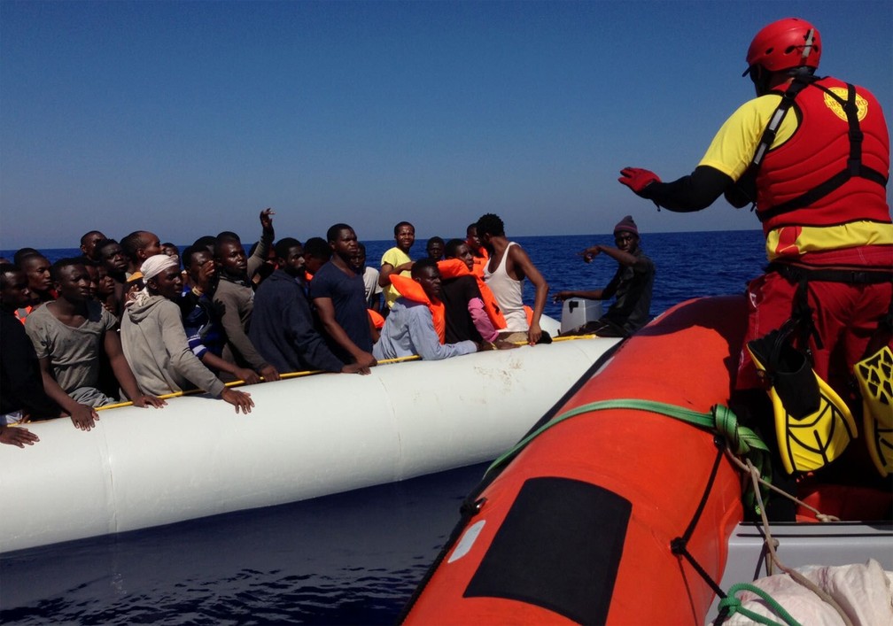 No Mediterrâneo Central, a função de Matías Kosoblik era usar a embarcação de borracha para transferir os refugiados para o barco da Proactiva (Foto: Arquivo pessoal/Matías Kosoblik Echarren)