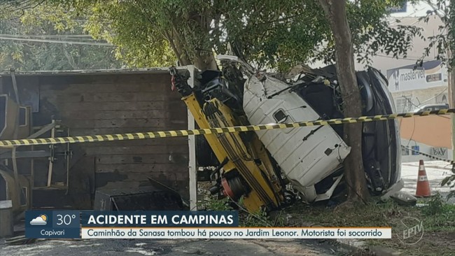 Caminhão da Sanasa bate em árvore e tomba em avenida de Campinas