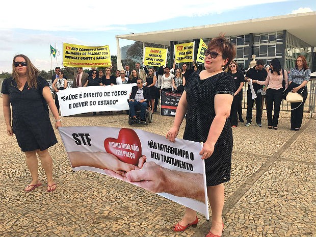 Manifestantes fazem movimento em frente ao STF em defesa do financiamento de medicamentos de alto custo a portadores de doenças raras (Foto: Luiza Garonce/G1)