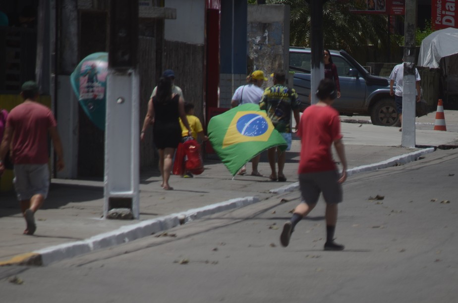 Morador de Garanhuns (PE) segurando a bandeira do Brasil