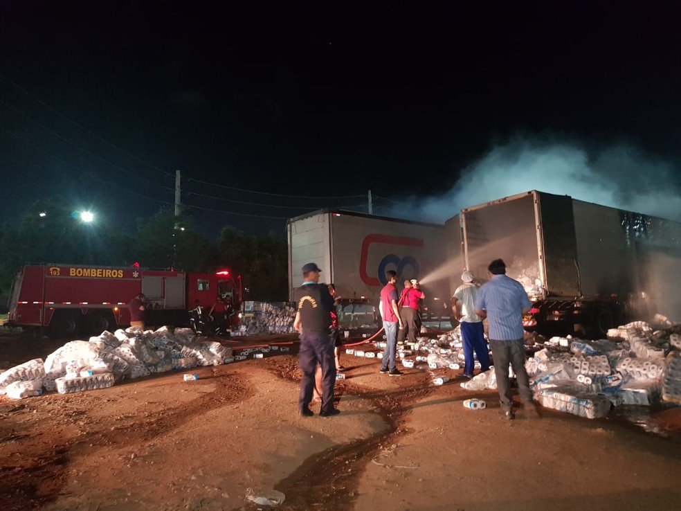 VeÃ­culo estava estacionado em frente a uma fÃ¡brica, em MaracanaÃº, quando foi atingido pelas chamas â€” Foto: Rafaela Duarte/sistema Verdes Mares