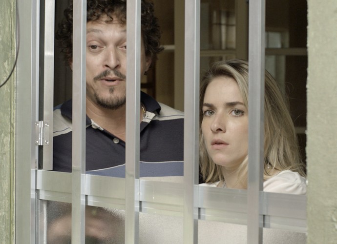Tina e Oziel observam Indira e Rui pela janela (Foto: TV Globo)