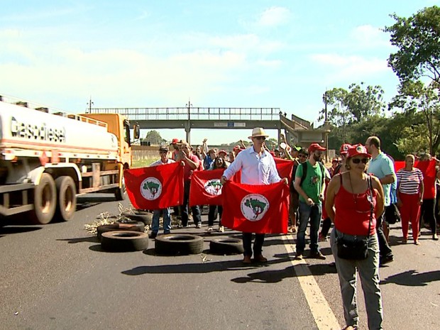 MST interditou parte da Rodovia Anhanguera em ato contra impeachment de Dilma Rousseff (Foto: Cláudio Oliveira/EPTV)