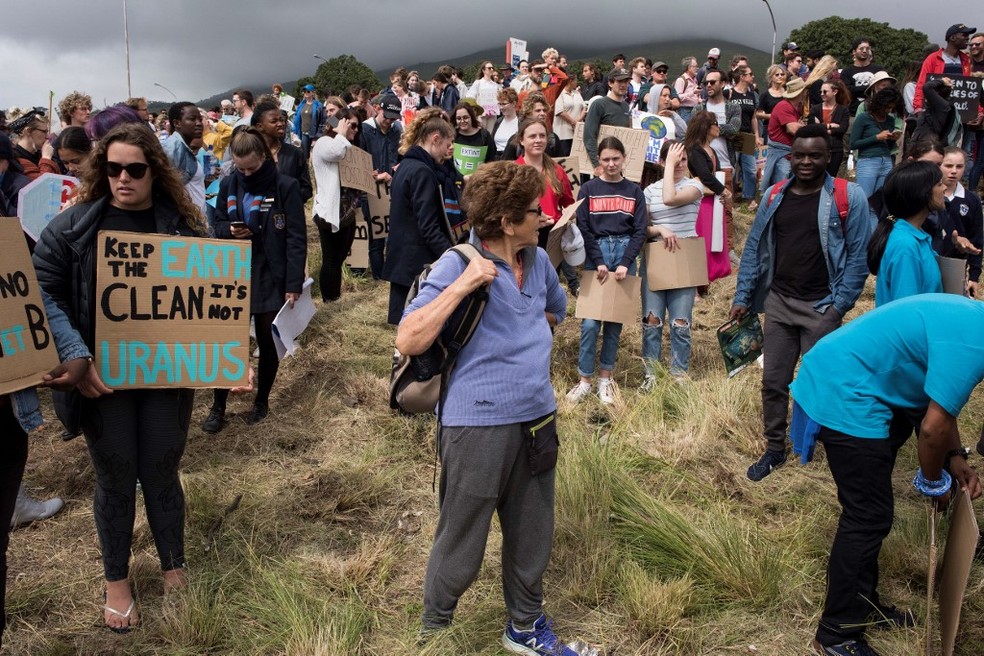 Greve pelo Clima: Na África do Sul, manifestantes de Cape Town se reúnem para protestar contra as mudanças climáticas nesta sexta (20). — Foto: Rodger Bosch/AFP