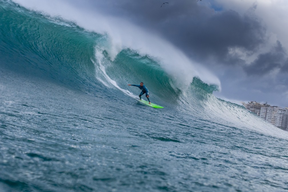 Gabriel Sodré surfa em Copacabana — Foto: Eduardo Barão/Arquivo pessoal