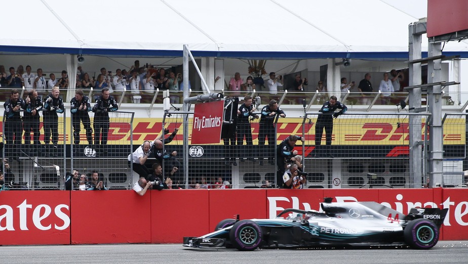 Que loucura! Vettel erra, Hamilton vence após largar em 14º e reassume liderança