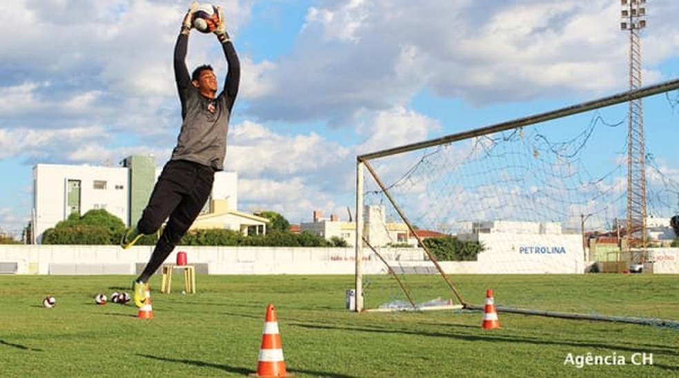 O goleiro Fernando está brilhando no gol do Petrolina — Foto: Maria Akemi / Agência CH