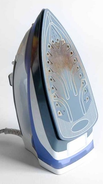 Seu ferro de passar está BEM sujo? Veja como recuperar o brilho