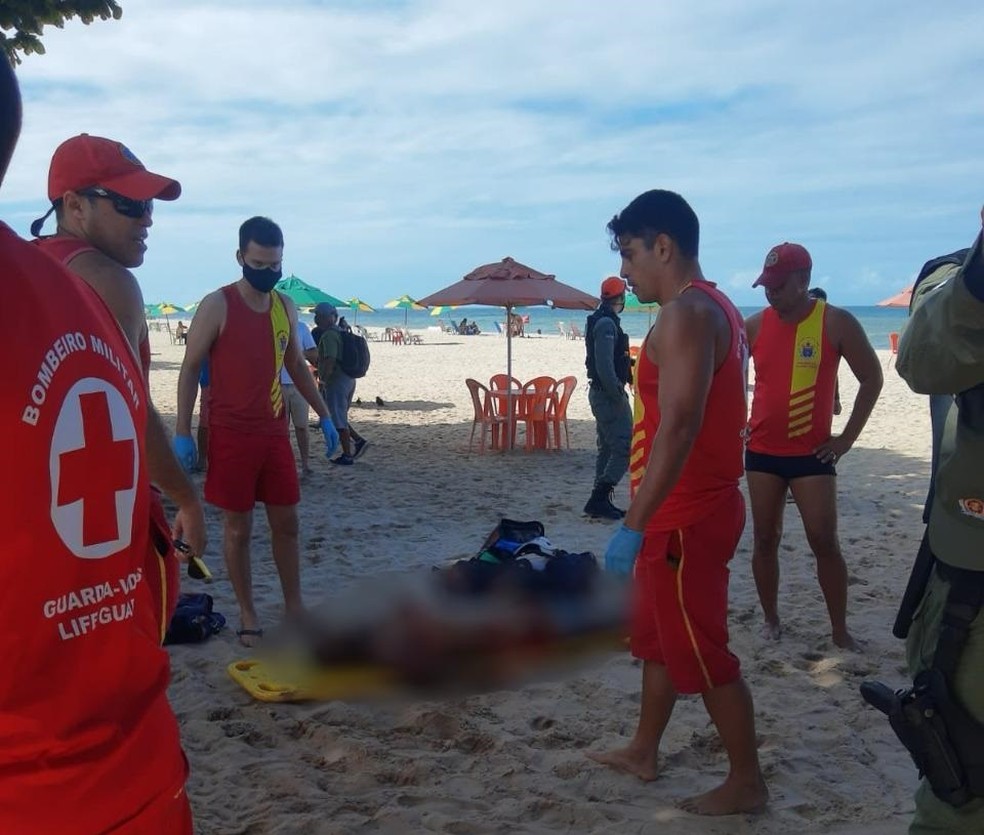 Homem atacado por tubarão foi socorrido na praia de Piedade, em Jaboatão — Foto: Reprodução/WhatsApp