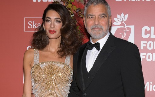 George Clooney e a mulher posam juntos em tapete vermelho de premiação em Nova York